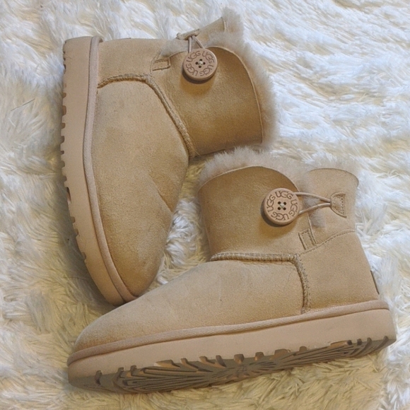 Amber light UGGs - Picture 3 of 5